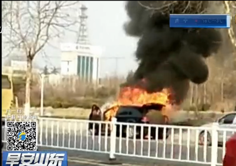 轎車自燃2歲女童葬身火海 父親跪地絕望痛哭(組圖)